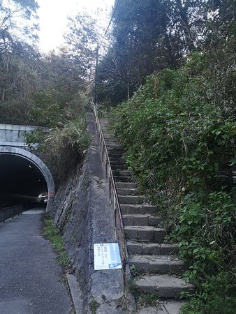 日本の漢川のジオン・ヤマのハイキングトレイルを訪れます