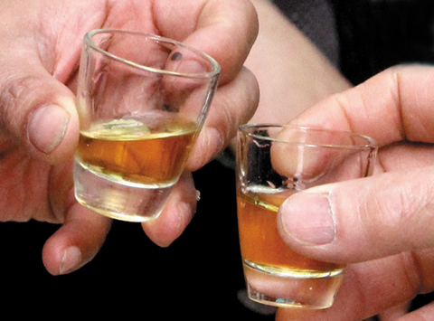 Người mắc bệnh gan gia tăng khi nhiều người uống rượu ở nhà 4